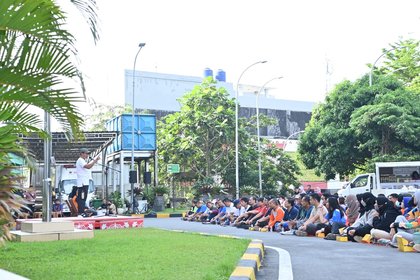 Kepala BNPB Letjen TNI Suharyanto memberikan arahan kepada pegawai di lingkungan BNPB, usai melakukan olahraga pagi di Halaman Gedung Graha BNPB, pada Jumat (17/3).